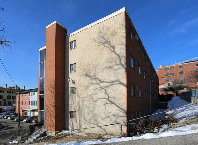 2058 Auburn Ave in Cincinnati, OH - Foto de edificio - Building Photo