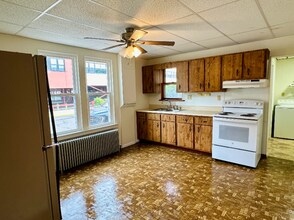 146 S Nicholas St, Unit 1 in St. Clair, PA - Building Photo - Building Photo