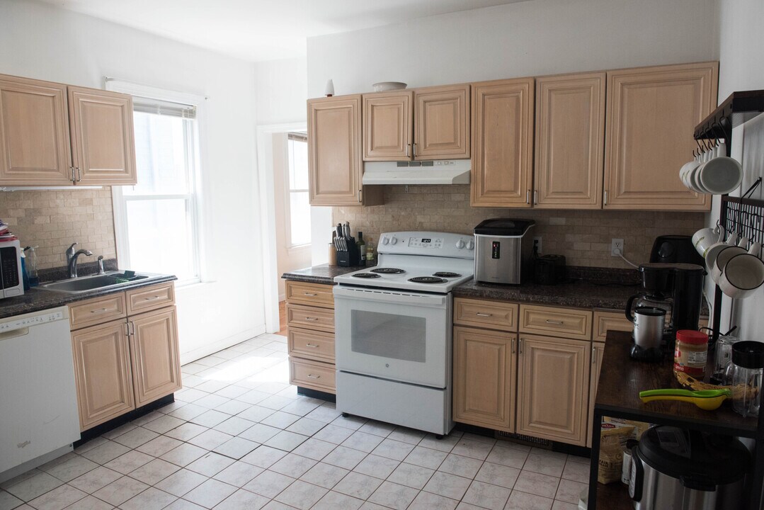 66 Brooks St, Unit 3-bed 1 bath in Boston, MA - Building Photo