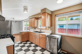 3210 SE Sherrett St in Milwaukie, OR - Building Photo - Building Photo