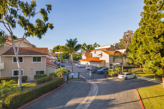 Pier Pointe Condos in Huntington Beach, CA - Building Photo - Building Photo