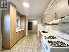 1078 College St in Toronto, ON - Building Photo - Building Photo