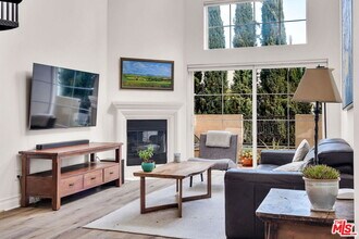 15206 Burbank Blvd in Los Angeles, CA - Building Photo - Building Photo