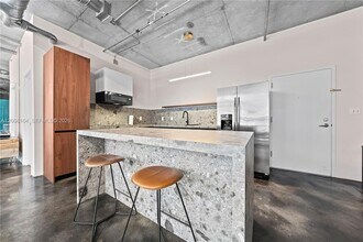 444 NE 30th St, Unit 602 in Miami, FL - Foto de edificio - Building Photo