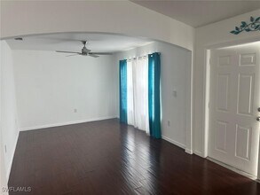 2115 NW 19th Ave in Cape Coral, FL - Foto de edificio - Building Photo
