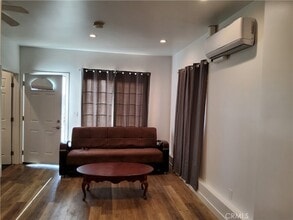 10710 Helendale Ave, Unit P - Unit 308 in Los Angeles, CA - Foto de edificio - Building Photo