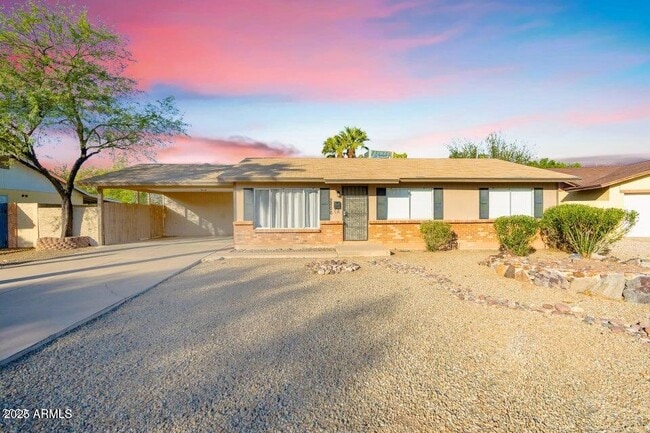 property at 2806 S Cottonwood Dr