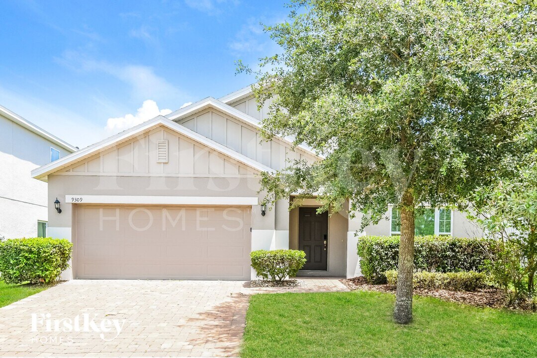 9309 Oglethorpe Dr in Groveland, FL - Building Photo