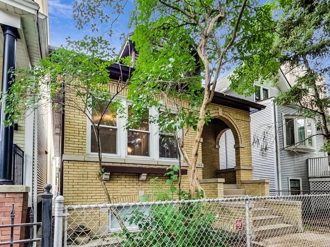 property at 1521 W Nelson St