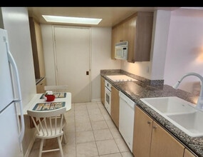 850 E Ocean Blvd, Unit 212 in Long Beach, CA - Building Photo - Building Photo