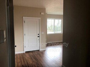 5836 NE Chandra Ct in Albany, OR - Foto de edificio - Building Photo