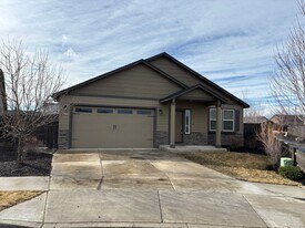 2596 NW Hemlock Wy in Redmond, OR - Building Photo
