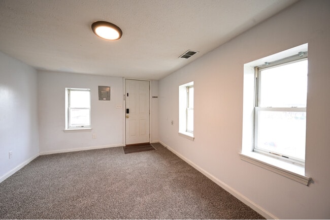 1901 Neville Dr, Unit 2 in Louisville, KY - Foto de edificio - Building Photo