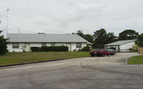 1951 Convair St SE in Palm Bay, FL - Foto de edificio