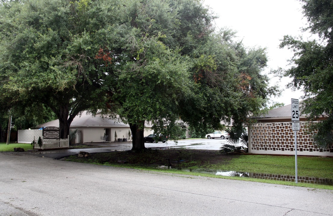 Stonehenge Village in Tampa, FL - Foto de edificio