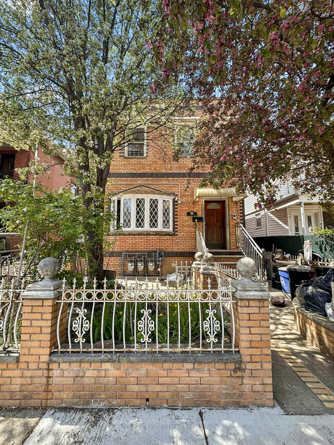 292 E 3rd St, Unit 2nd Floor in Brooklyn, NY - Building Photo - Building Photo