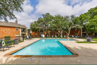Creekside Village Apartments in Plano, TX - Building Photo - Building Photo