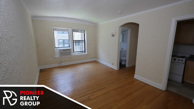 556 W Arlington Pl, Unit 218 in Chicago, IL - Building Photo - Building Photo