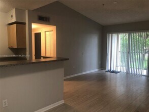 7910 N Nob Hill Rd in Tamarac, FL - Building Photo - Building Photo