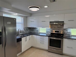 8735 Dunmore Dr in Sarasota, FL - Building Photo - Building Photo