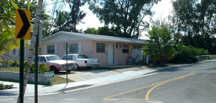 5405-5409 Pinewood Ave in West Palm Beach, FL - Building Photo - Building Photo