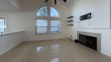 13632 Cabrillo Ct in Fontana, CA - Building Photo - Building Photo