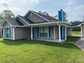 16 Cypress Dr in Ponchatoula, LA - Building Photo