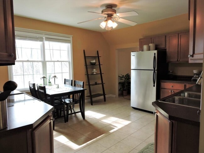 N40W27368 Glacier Rd, Unit Upper in Pewaukee, WI - Foto de edificio - Building Photo