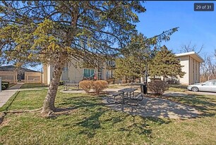 2807 Pembroke Ln, Unit A22 in St. Joseph, MO - Building Photo