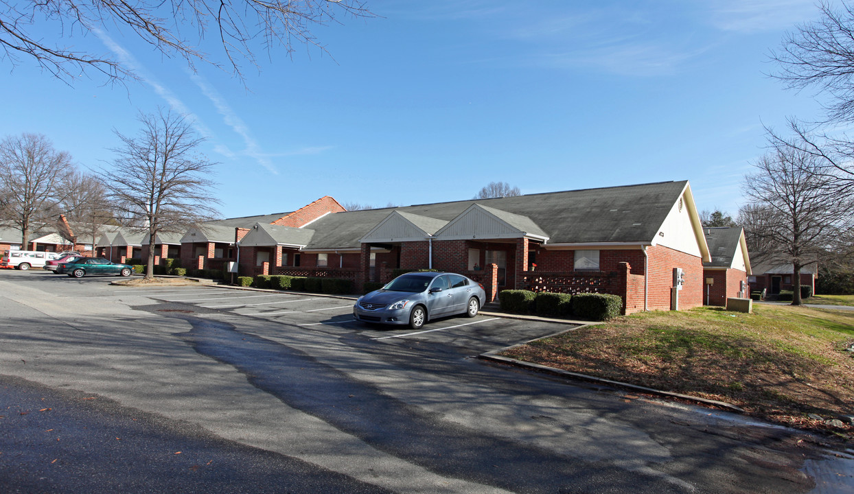 Royal Orleans Apartments in Charlotte, NC - Building Photo