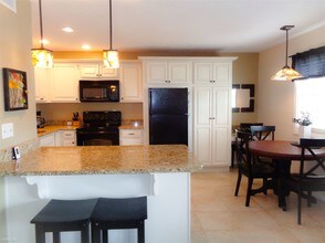 5245 Coquina Key Dr SE-Unit -Apt A in St. Petersburg, FL - Foto de edificio - Building Photo