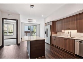 253 Lake St E-Unit -204 in Wayzata, MN - Building Photo - Building Photo