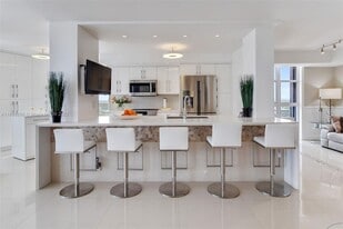 4000 Towerside Terrace in Miami, FL - Building Photo