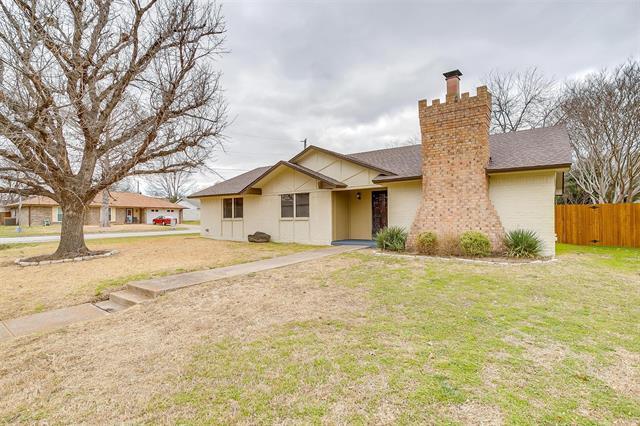 1201 Juniper Ln in Benbrook, TX - Foto de edificio - Building Photo