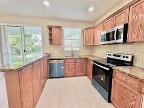 4383 Laurel Ridge Cir in Weston, FL - Building Photo - Building Photo