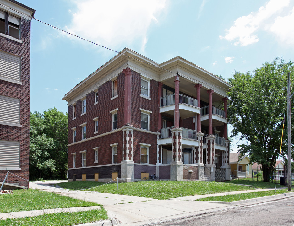 1601 E Linwood Blvd in Kansas City, MO - Foto de edificio