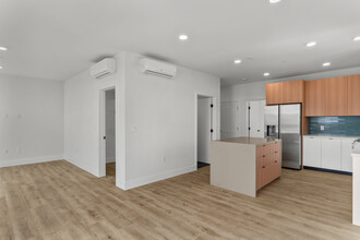 5815 Lexington Ave-Unit -401 in Los Angeles, CA - Building Photo - Building Photo