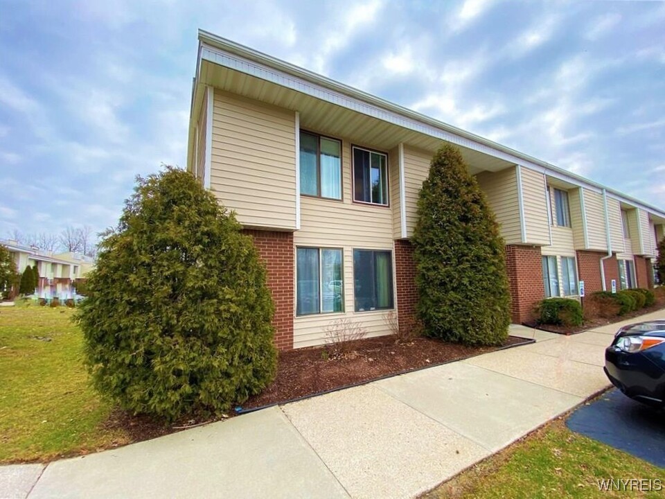 26 Coolbrook Ct in East Amherst, NY - Foto de edificio