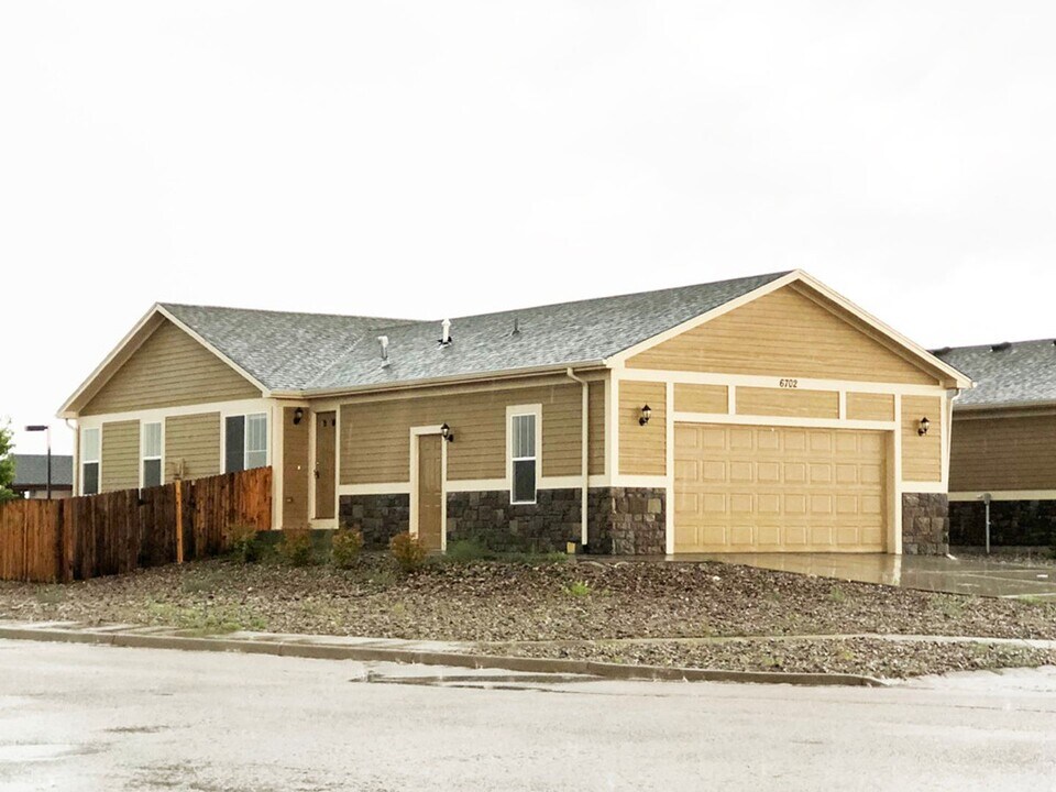 6702 Gelbvieh Rd in Peyton, CO - Foto de edificio