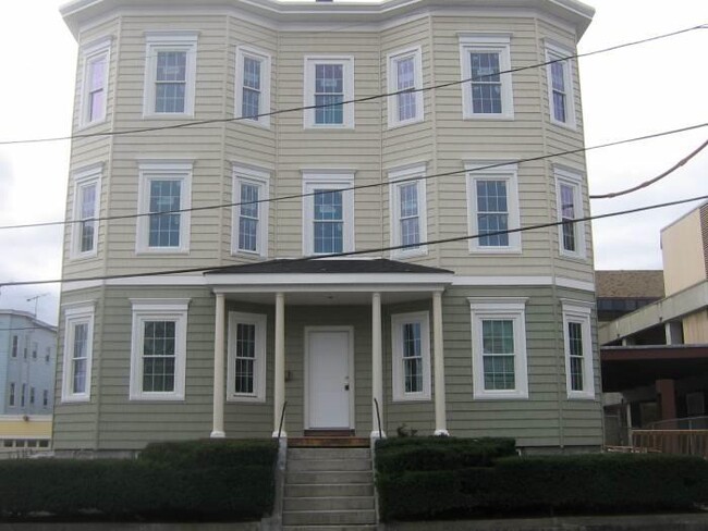 820 Merrimack St in Lowell, MA - Building Photo - Building Photo