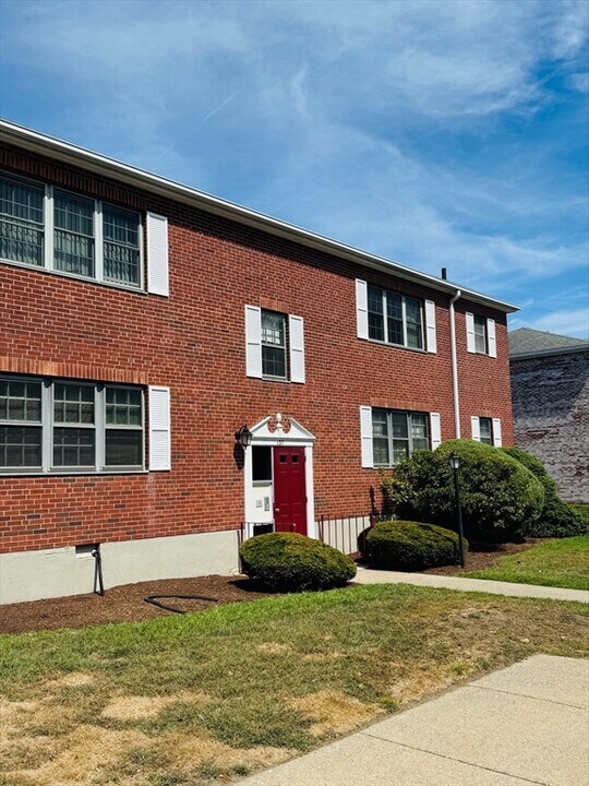 137 Lake Shore Rd in Boston, MA - Foto de edificio