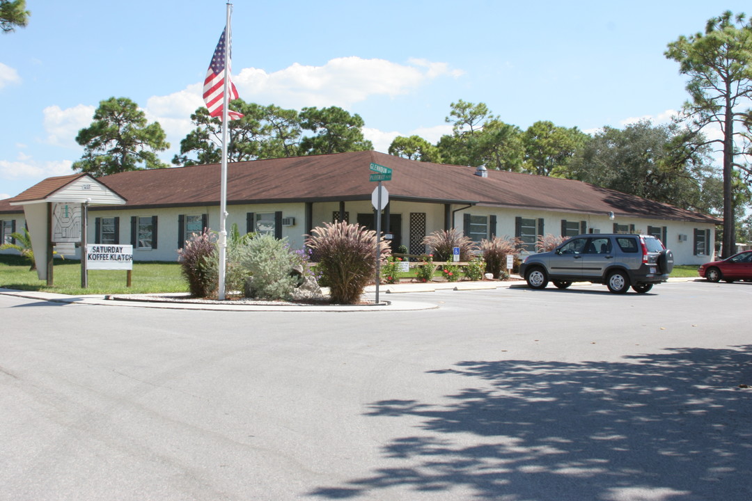 Club Wildwood in Hudson, FL - Foto de edificio