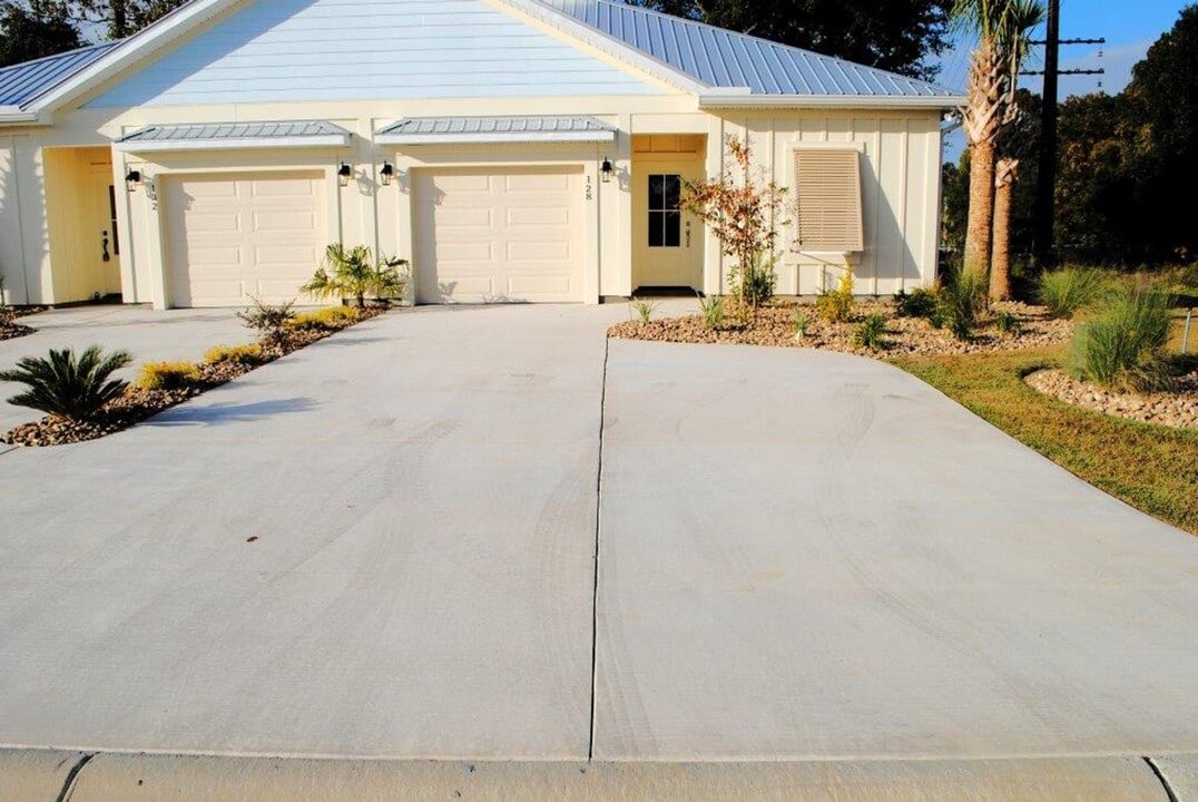 128 Hallandale Ln in Murrells Inlet, SC - Building Photo