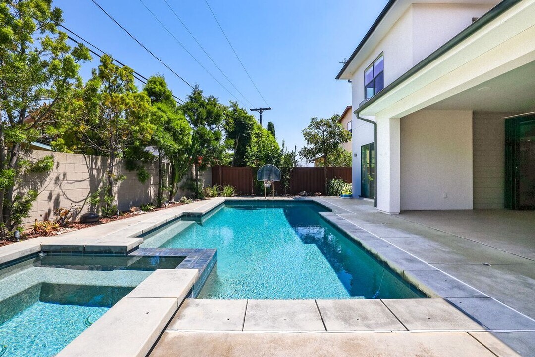 1650 Murano Pl in Costa Mesa, CA - Foto de edificio