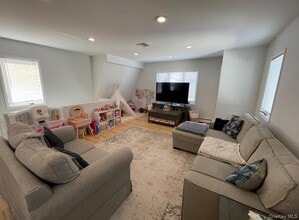 512 E Penn St in Long Beach, NY - Building Photo - Building Photo