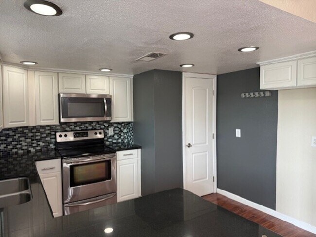 410 Buckeye Terrace in Redding, CA - Building Photo - Building Photo
