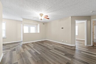 506 Potomac Dr in Oak Grove, KY - Foto de edificio - Building Photo