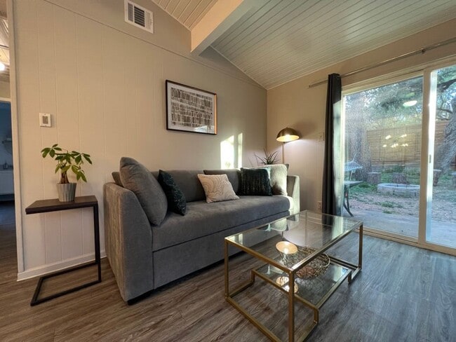 211 Lessin Ln in Austin, TX - Foto de edificio - Building Photo