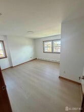 6 Oakwood Pl in North Brunswick, NJ - Building Photo - Building Photo