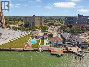 8830 Riverside Dr E in Windsor, ON - Foto de edificio - Building Photo